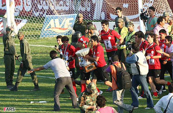 تفاوت جشن قهرمانی فوتبال در ایران و اروپا (تصاویر) | www.Alamto.com